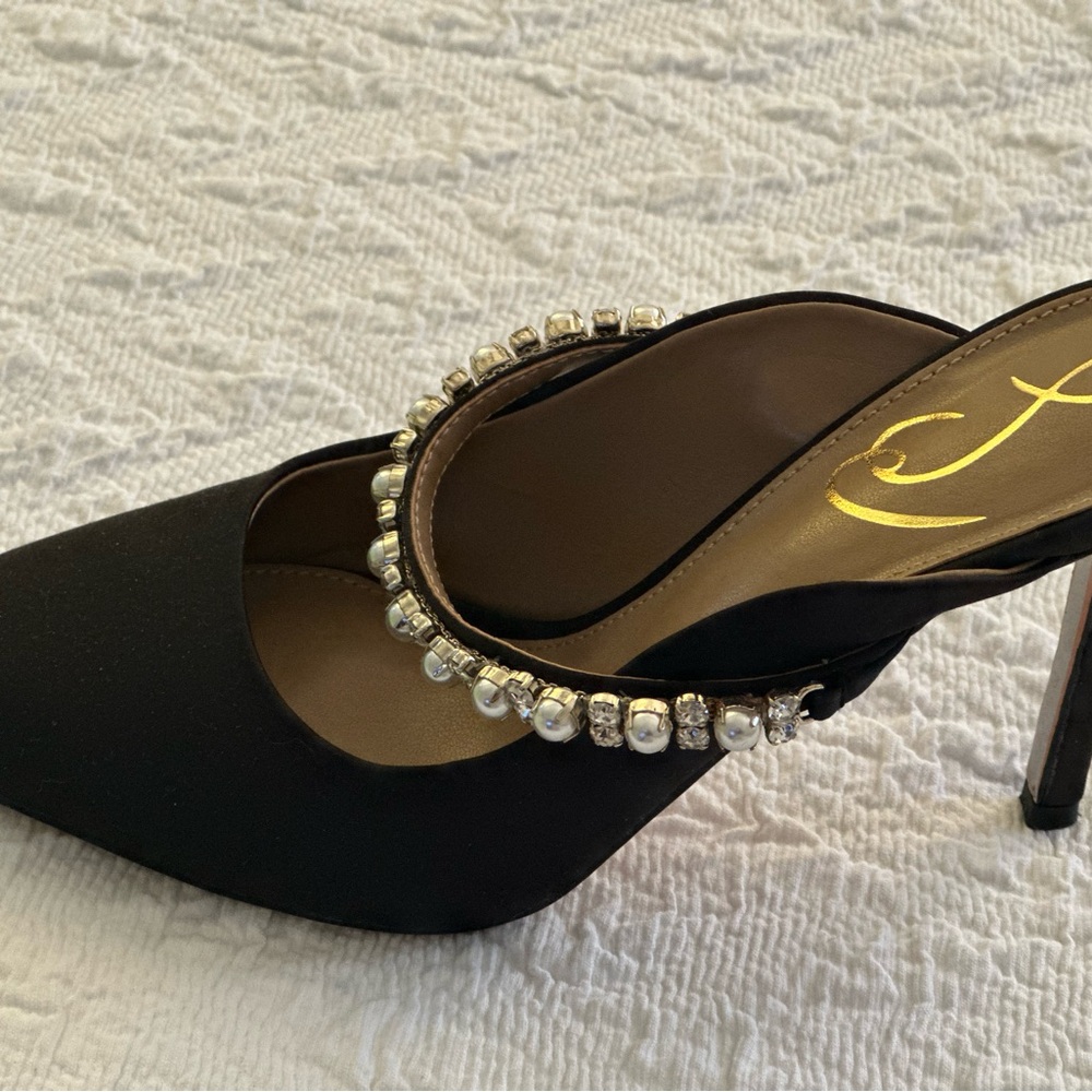 Hyland Pointed Toe Mule (Women)
Sam Edelman Black Satin Size 6